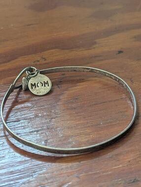Sterling Silver 925 MOM Charm Bangle Bracelet Heart Dangle 7 Inch 6.1g